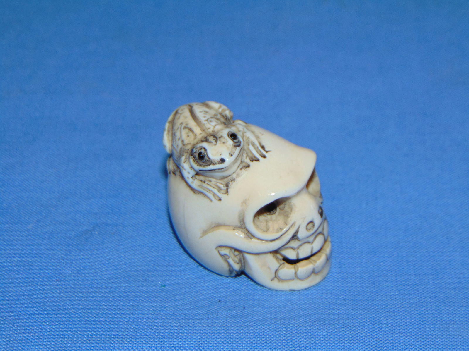 Antique Japanese Carved NETSUKE, SKULL & FROG (1 of 6)
