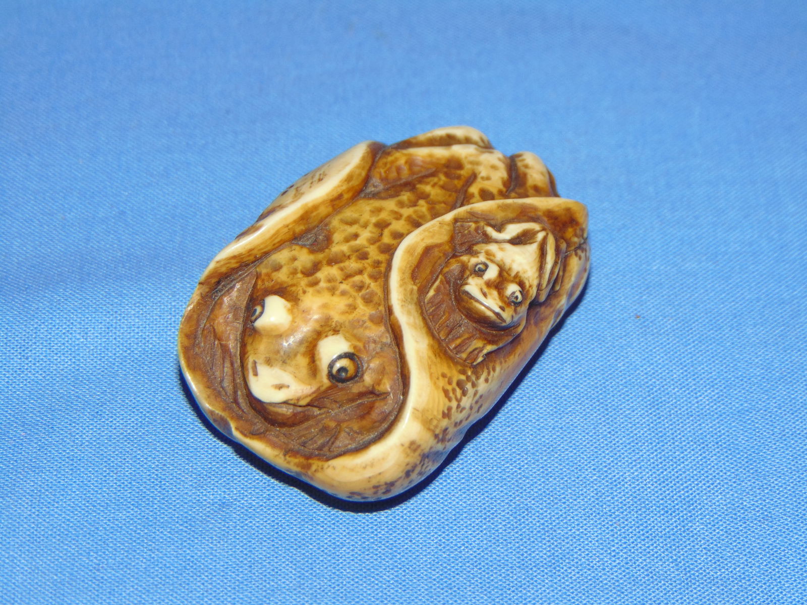 Antique Japanese Carved NETSUKE, TWO FROGS (1 of 6)