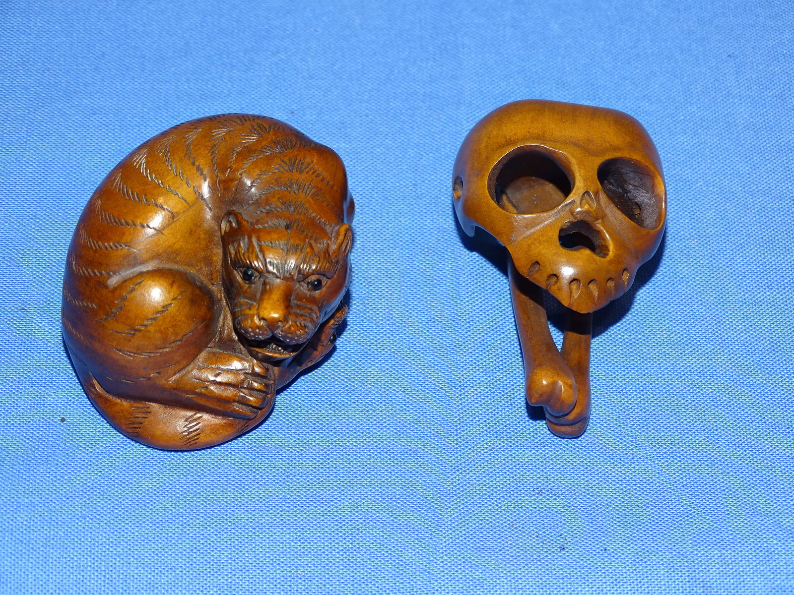 Japanese Carved Wood Netsuke Pair, TIGER & SKULL CROSSBONES (1 of 7)