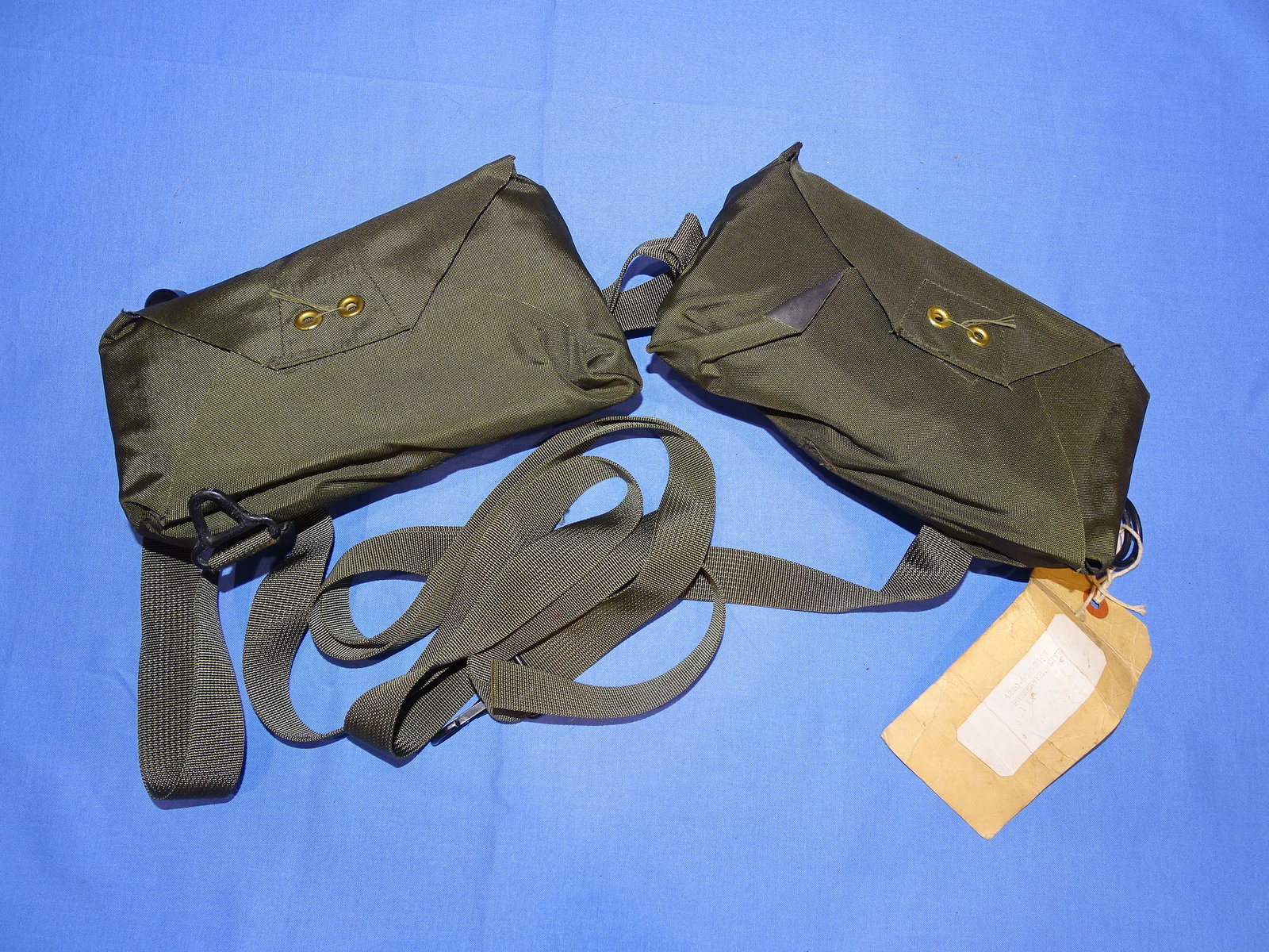 Vietnam War -Post Bail-Out Survival Life Preserver Belt Pack: VERY INTERESTING SURVIVAL LIFE VEST, HOUSED IN 2 POUCHES WITH SPEC TAG PRESENT.
