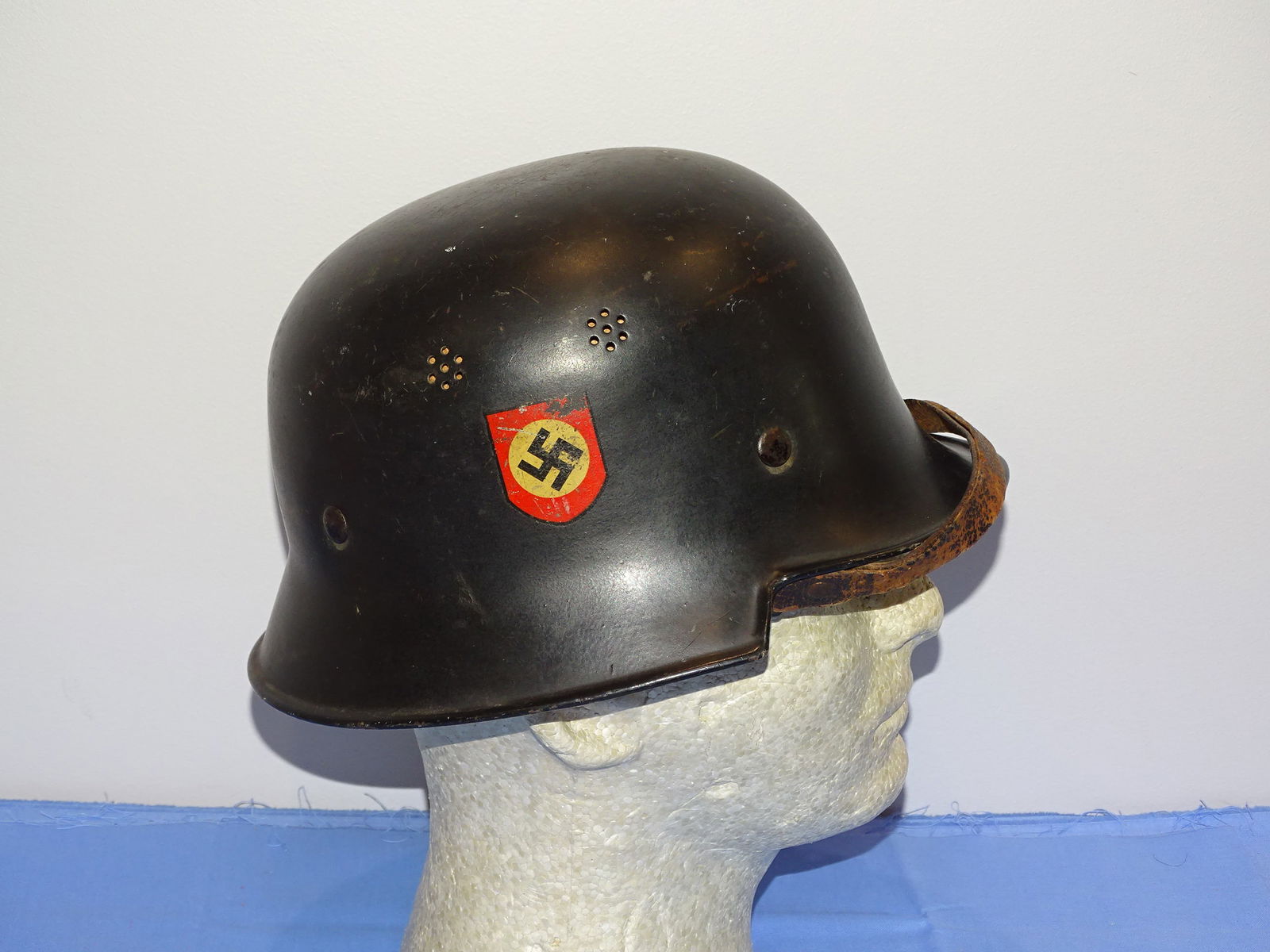 WWII German Police M34 Double Decal Helmet (1 of 14)