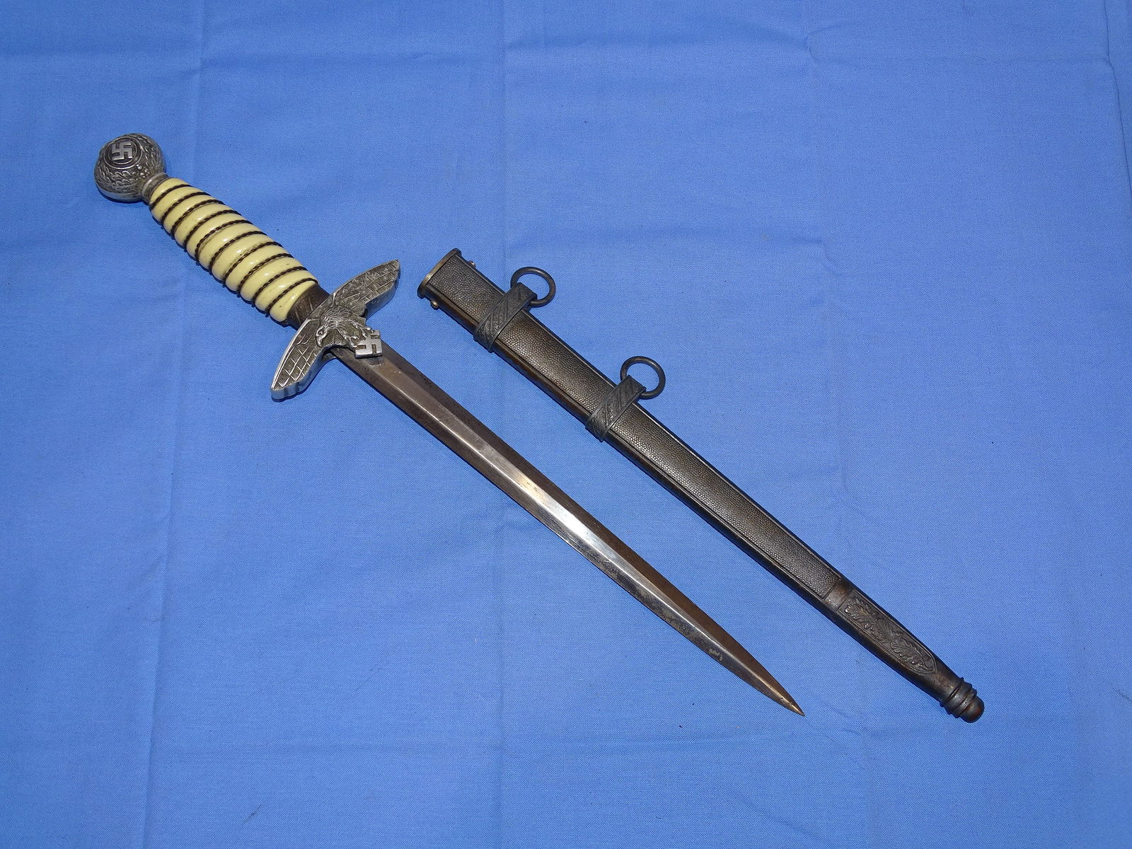 WWII German Nazi Luftwaffe 2nd Model Officer's Dagger, Alcoso: WWII GERMAN LUFTWAFFE OFFICERS DAGGER, MAKER MARKED TO ALCOSO.