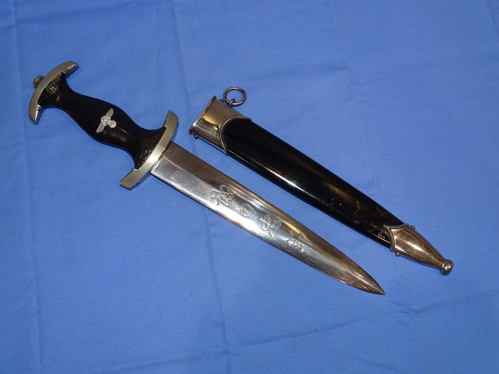 Highly Unusual WWII German Nazi SS Dagger w/ Blade Motto in Japanese Kanji !!: VERY UNUSUAL WWII GERMAN SS DAGGER, POSSIBLY A POST WAR ASSEMBLED PARTS DAGGER. THE GRIP IS 100% ORIGINAL SHOWING CRACKS AND CHIPS ABOUT, THE EAGLE AND BUTTON ARE TEXTBOOK. THE NICKLE SILVER CROSSGUAR