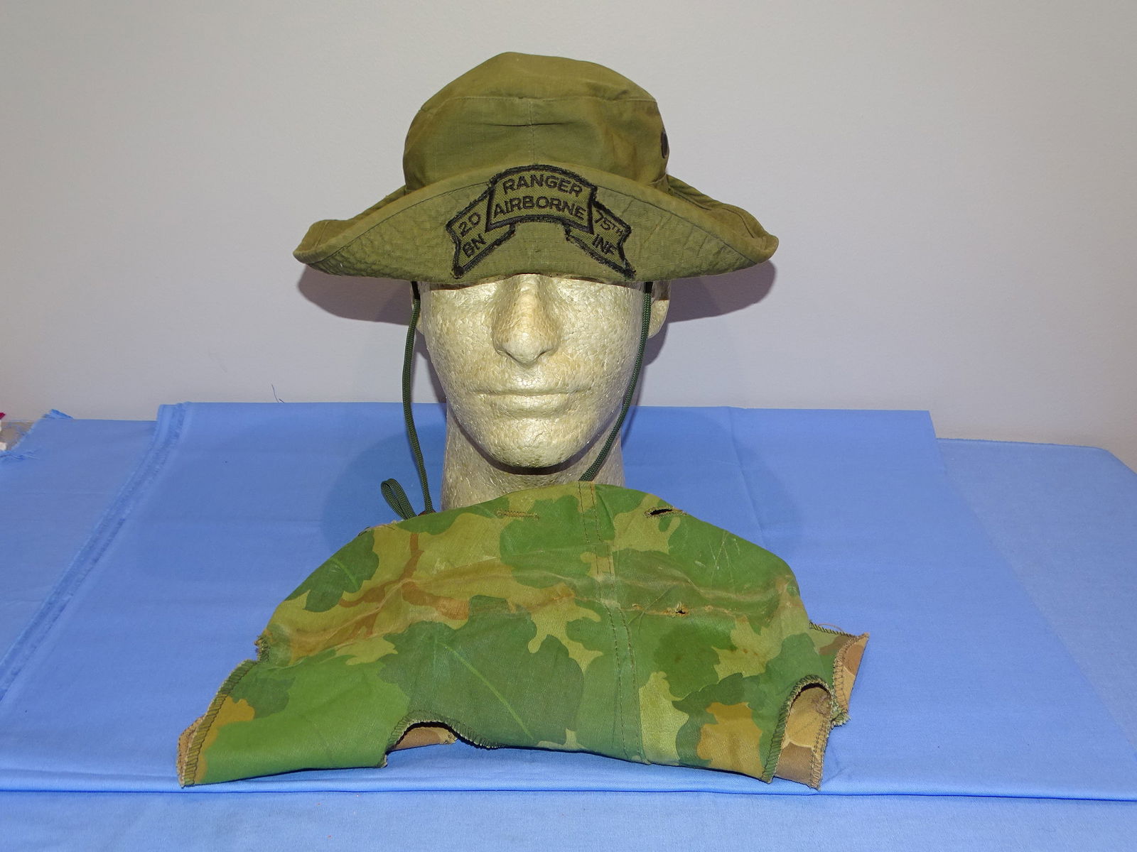 Vietnam War era Airborne Ranger Boonie Hat & Camo Helmet Cover (1 of 12)