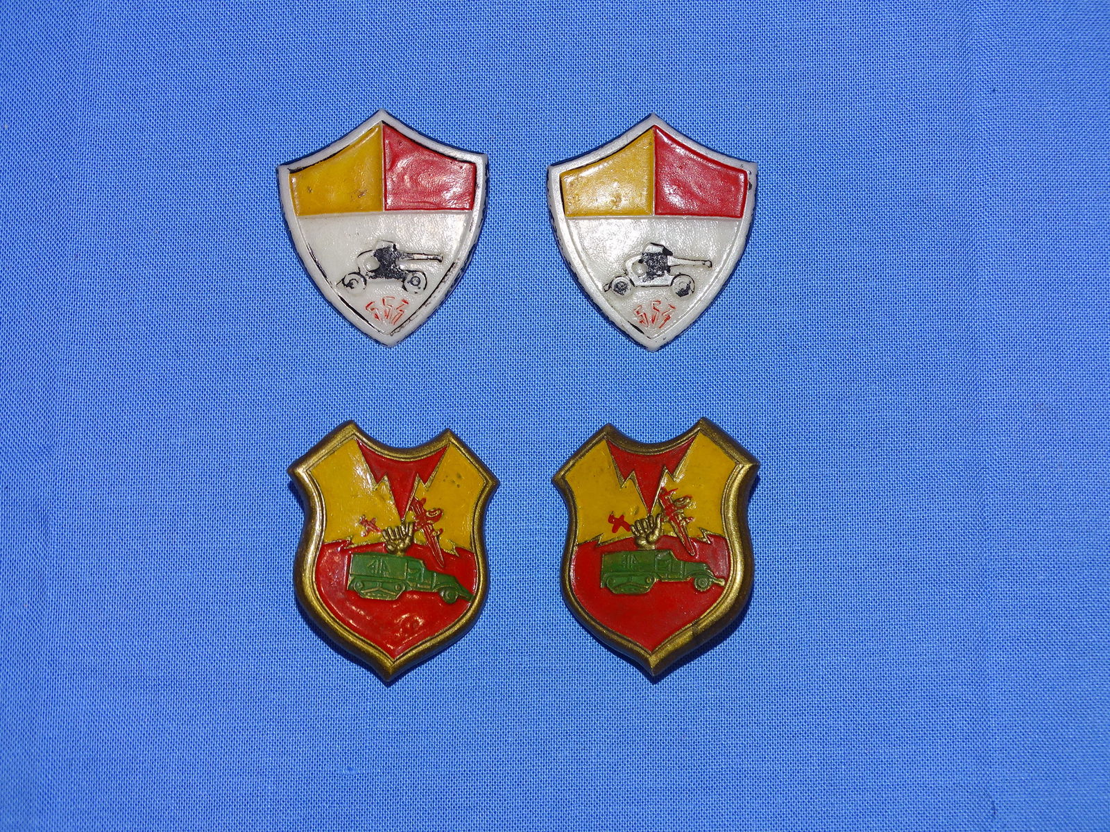 WWII Unit Crest DUI Pair in Plastic, Tank Destroyer & Artillery (1 of 4)