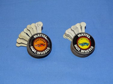 80 Original Vintage 1967-1969 NITTY GRITTY KITTY & CUSTOM MUSTANG Mattel Hot Wheels Tin Button NOS