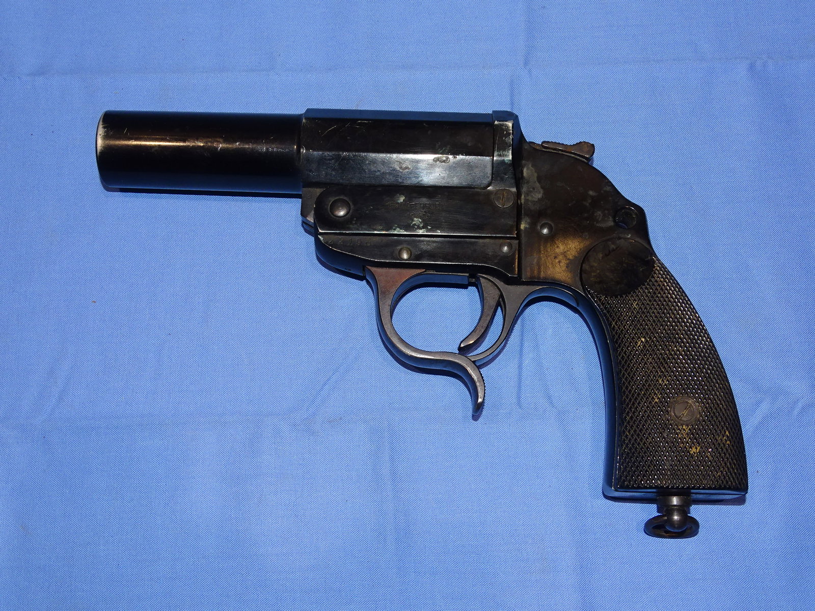 WWII German Army Flare Pistol, ERMA-ERFURT 1940: NICE HONEST USED NOT ABUSED WWII GERMAN FLARE PISTOL, NICELY MARKED, IT HAS SOME DRIED UP RESIDUE ABOUT WHICH DOES CLEAN UP.