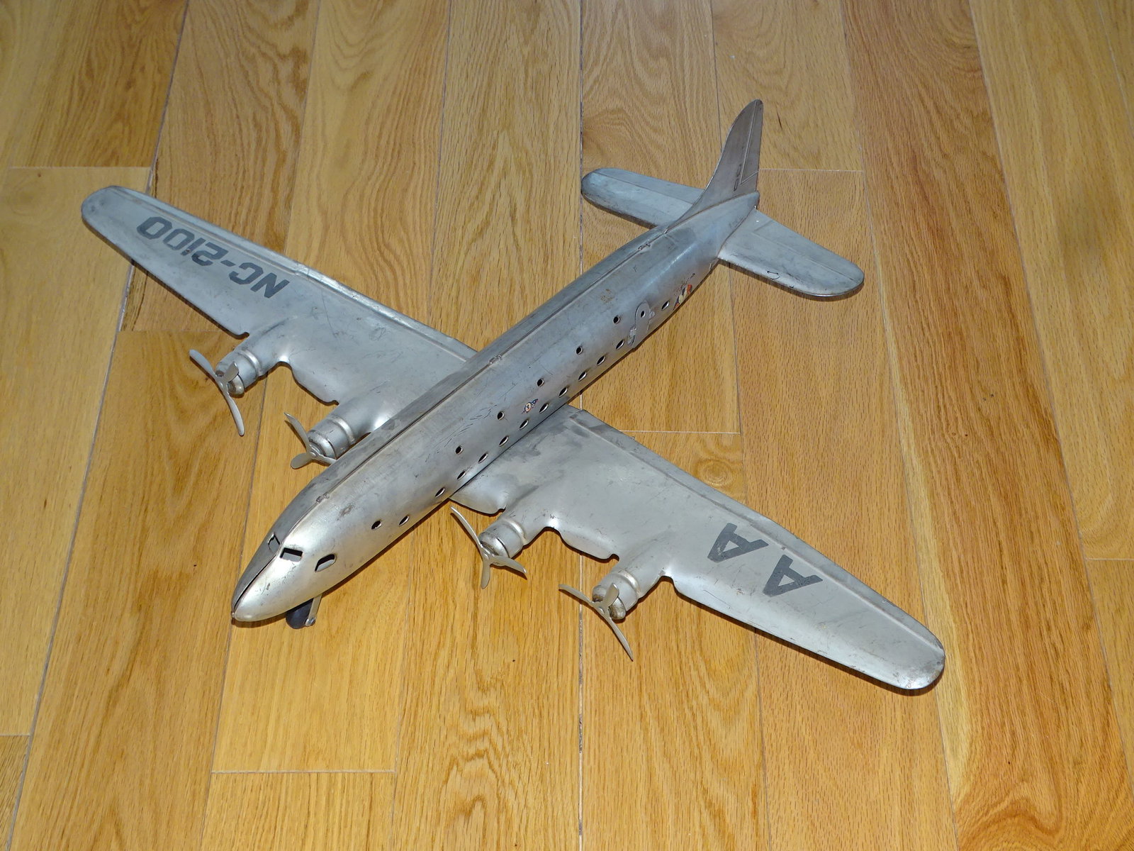 Vintage MARX Pressed Steel American Airlines NC-2100 Airplane DC-4, 27" Wingspan (1 of 10)