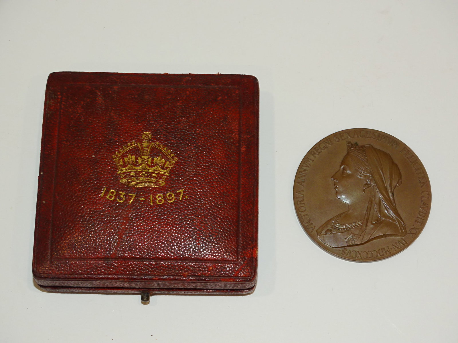 1837-1897 Queen Victoria Diamond Jubilee Medal Medallion, Bronze (1 of 5)