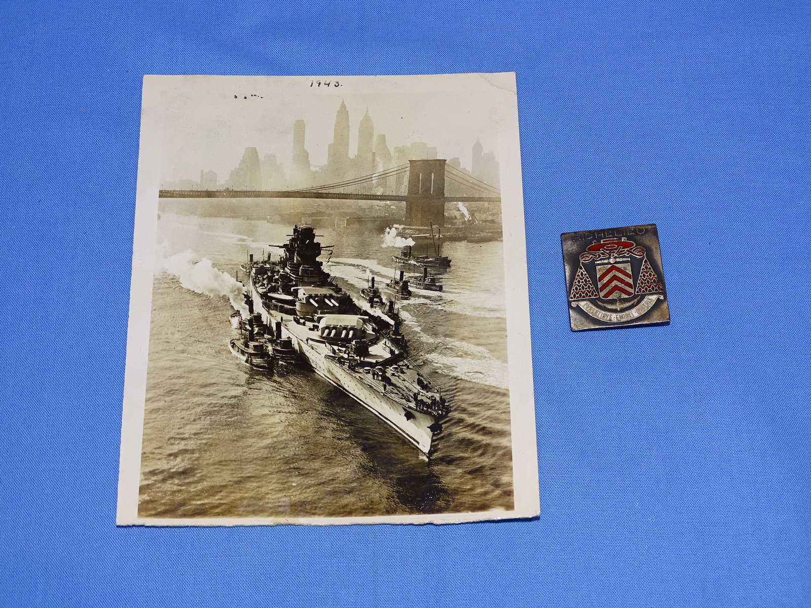 WWII French Battleship RICHLIEU Photo & Badge DUI: NICE WWII FRENCH BATTLESHIP RICHLIEU PHOTO AND PIN BACK UNIT CREST.
