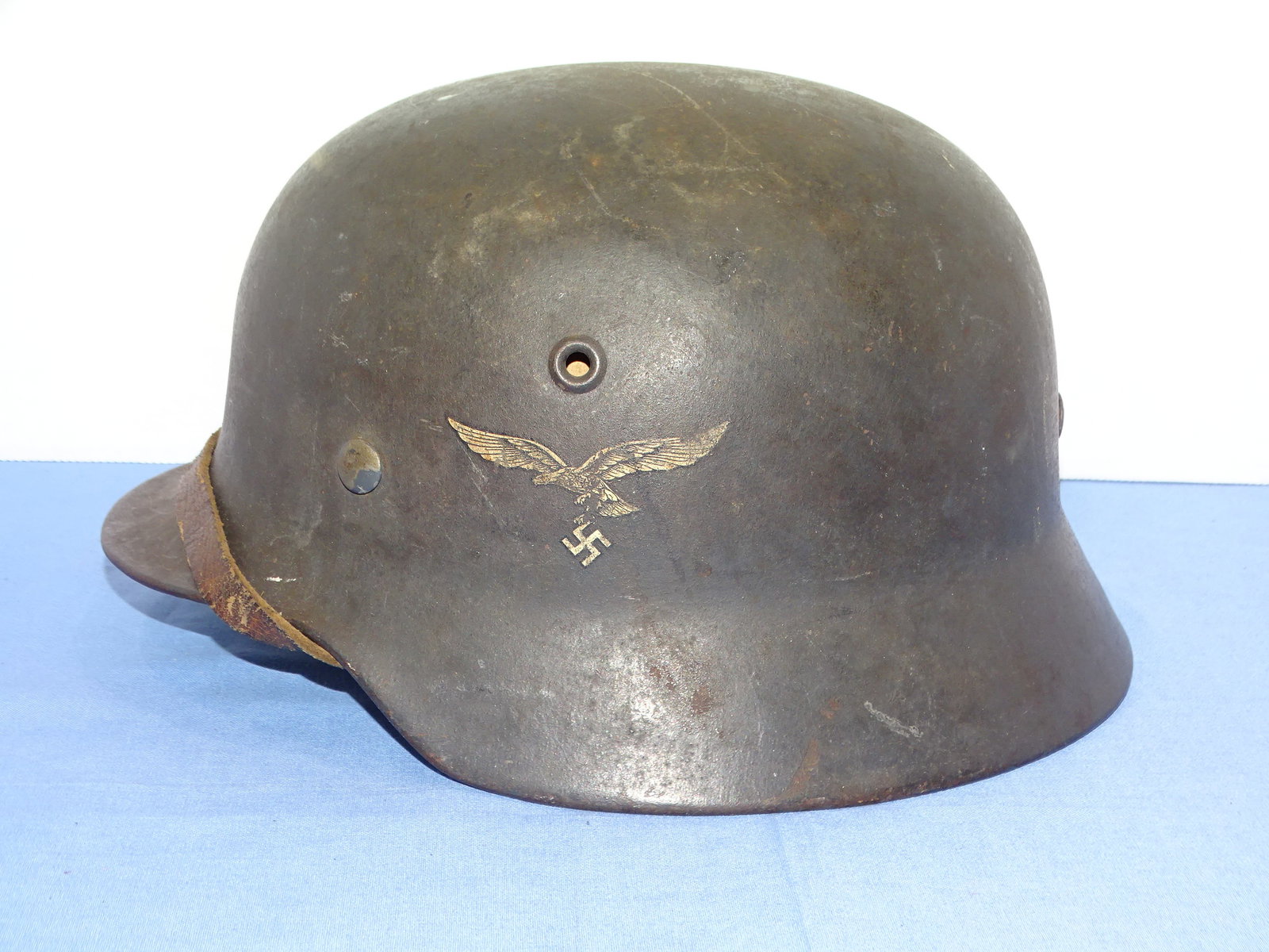 WWII German Nazi Luftwaffe M40 Single Decal Combat Helmet ET64: NICE WWII GERMAN LUFTWAFFE SINGLE DECAL COMBAT HELMET. MAKER AND SIZE MARKED.
