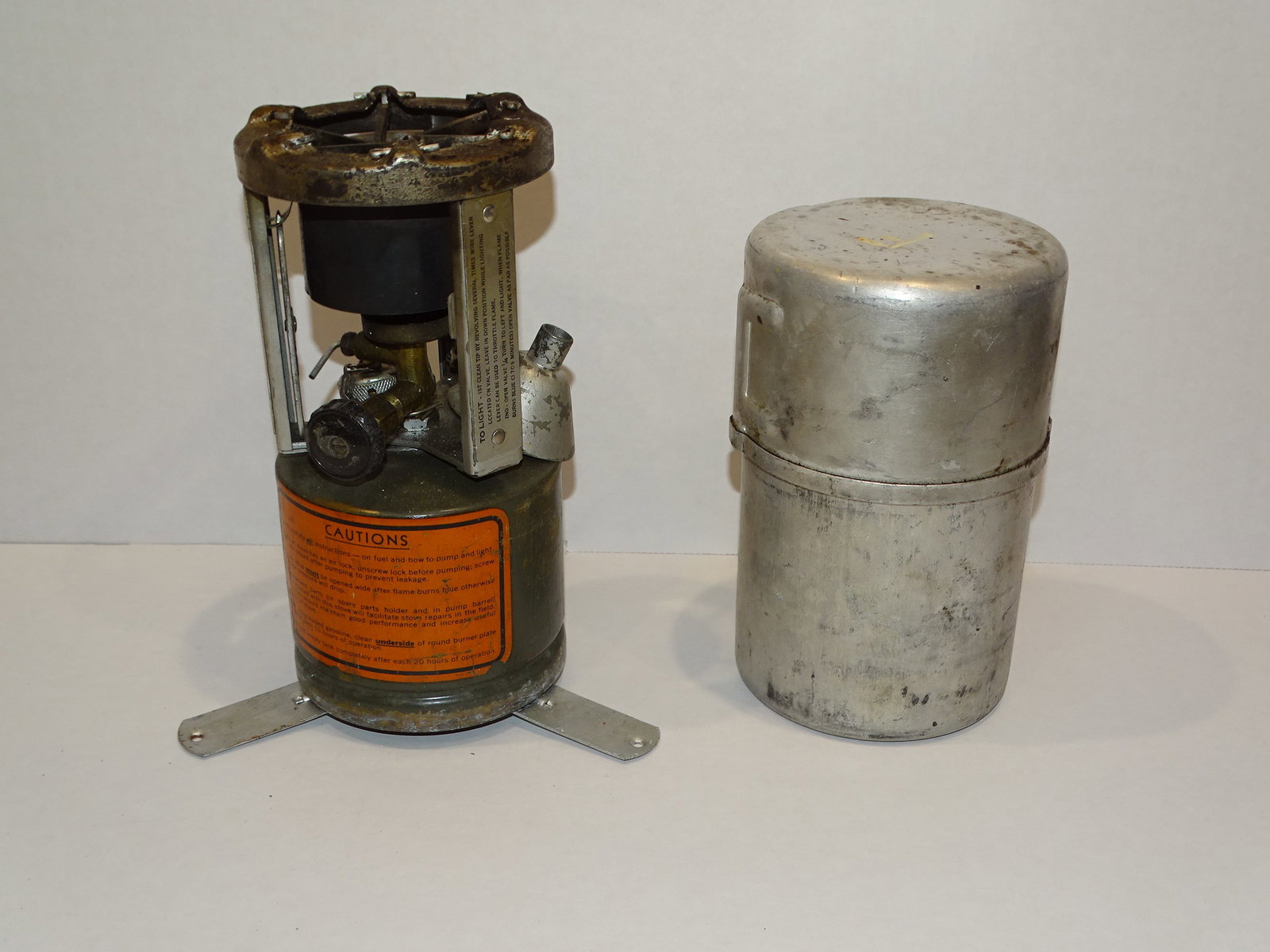 WWII Coleman Field Stove 1944 Dated (1 of 12)