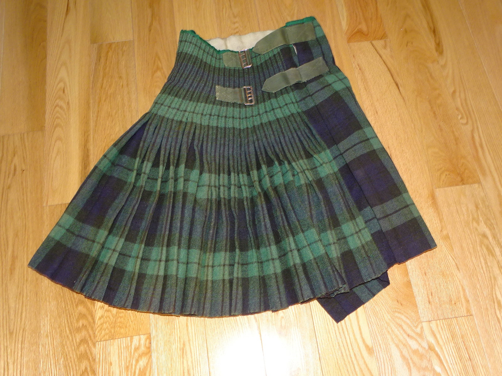 WWI-WWII ? Black Watch British / Canadian Military KILT: WWI - WWII BLACK WATCH KILT, LOOKS MILITARY PERHAPS BRITISH OR CANADIAN. SOME FAINT MARKINGS AND A NAME INSIDE. IT MEASURES APPROX. 48" ACROSS THE ENTIRE WAIST AND 25" FROM WAIST TO HEM. THERE ARE SOL