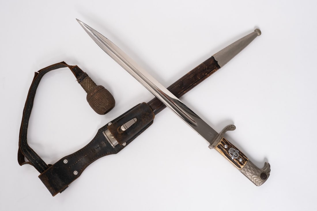 WWII German e&F Horster Solingen Parade Bayonet & Sheath: WWII German e&F Horster Solingen Parade Bayonet & Sheath This a well preserved WWII era German Parade Bayonet complete with Sheath and Frog, overall length 19 inches. In Good to Very Good overall cond