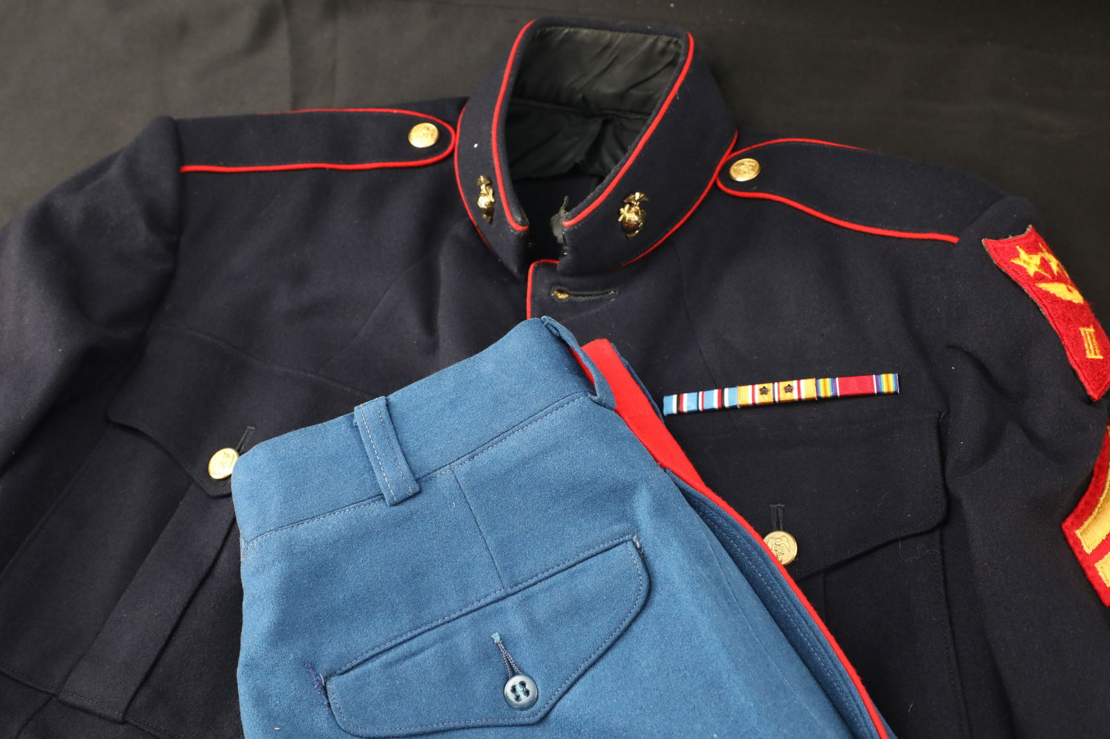 USMC Marine US WW2 Staff Sergeant Badged Dress Blue Tunic W/ Pants Uniform: Fit Marines resplendent in dress blue uniforms on USMC recruiting posters convinced many patriotic young men to join the Corps in WW2. Most were disappointed to find that the forest green service unif