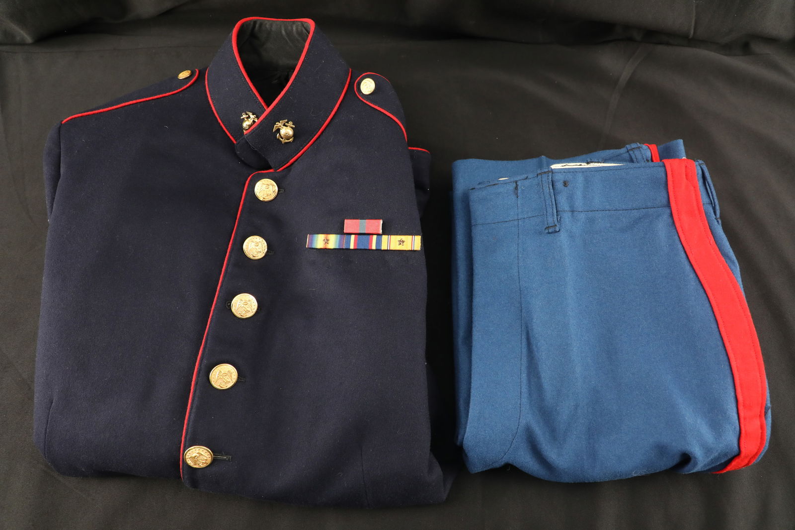 USMC Marine US WW2 Staff Sergeant Badged Dress Blue Tunic W/ Pants Uniform: Fit Marines resplendent in dress blue uniforms on USMC recruiting posters convinced many patriotic young men to join the Corps in WW2. Most were disappointed to find that the forest green service unif
