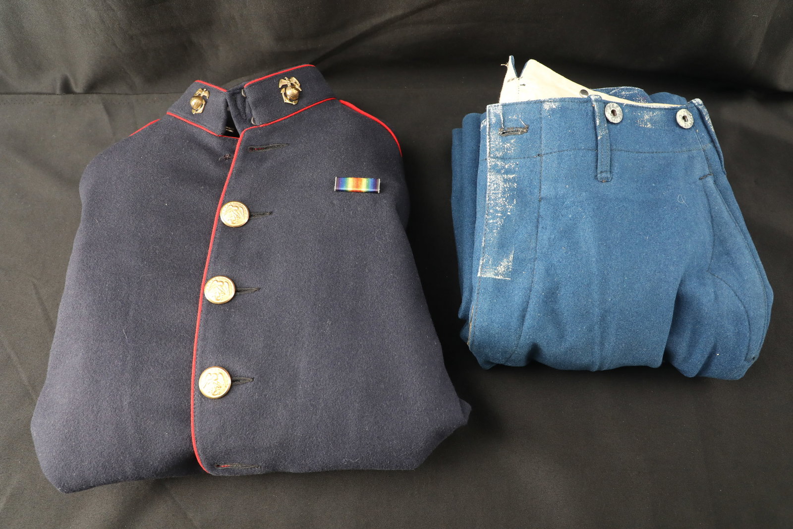 USMC Marine US Post-WW1 20s Droop Wing EGA Badged Dress Blue Tunic W/ Early Buckeback Pants Uniform: The US Marine Corps has always prided itself on being “first to fight”, and so it was that Marine units were sent to France as part of the Army’s 2nd Infantry Division soon after America ent