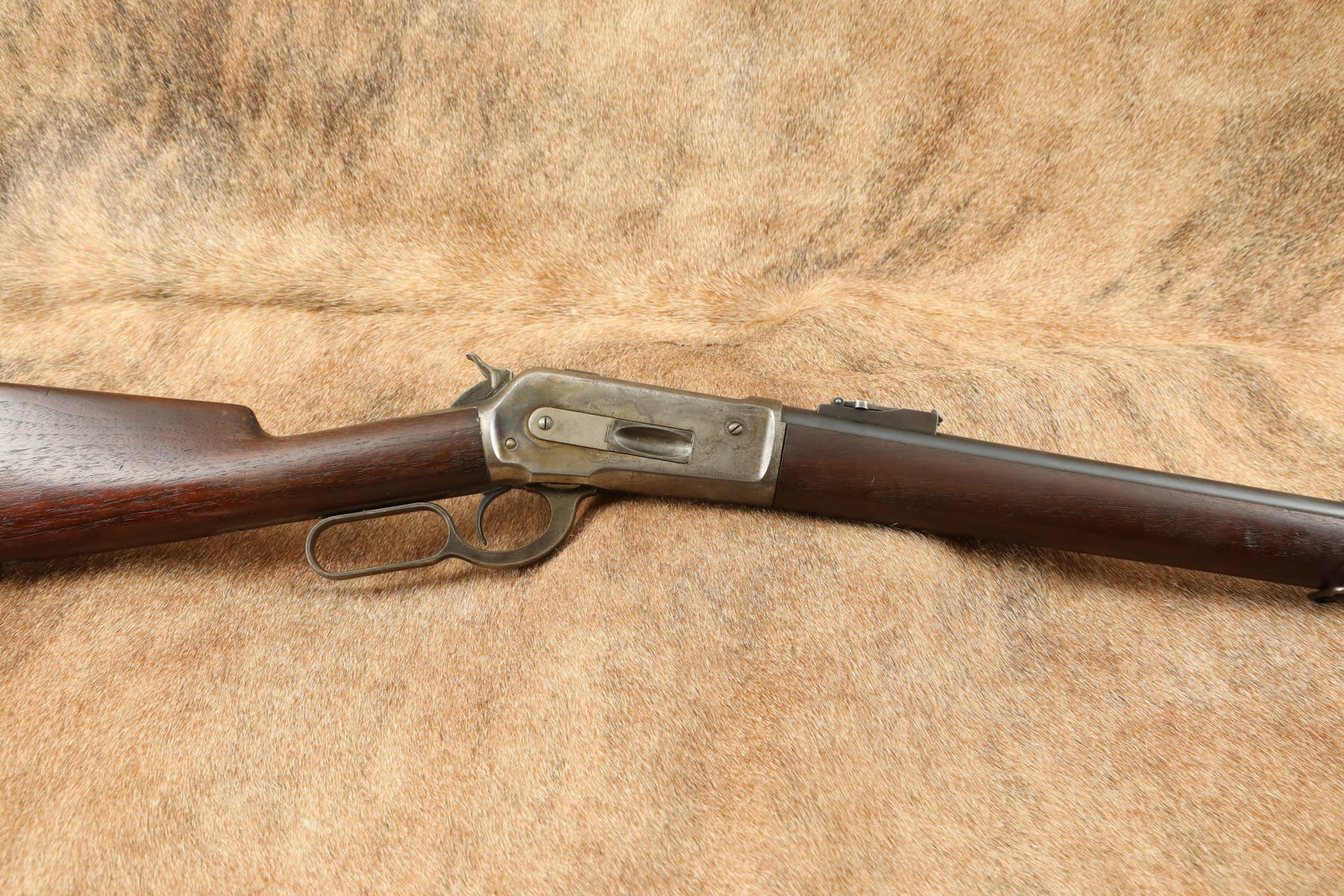 Custom Winchester Model 1886 "Short Musket" 24" .45-70 Gov't Lever Action Rifle, 1893 Antique: Make: Winchester Model: 1886 Serial Number: 82435 Year of Manufacture: 1893 Caliber: .45-70 Government Action Type: Lever Action Rifle with Tubular Magazine Markings: The top of the barrel is marked �