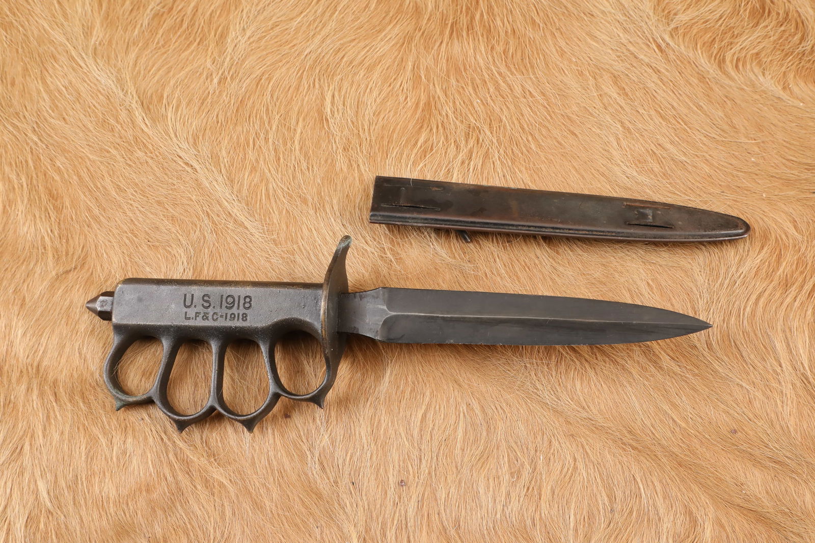 US Army USMC Marine WW1 WW2 LF&C M-1918 Mk. 1 Trench Fighting Knuckle Knife & Sheath: World War 1 on the Western Front soon devolved into nightly trench raids to eliminate sentries, capture prisoners, and gather intelligence. The traditional US Army long edged weapons proved nearly use