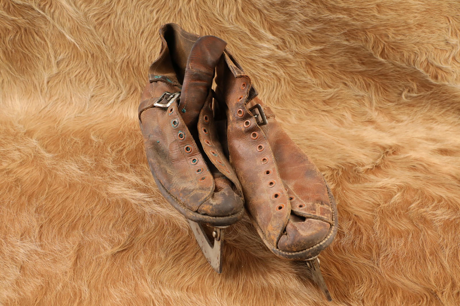 Vintage 1920s Winchester “AMERICAN CLUB” Model Leather & Metal Ice Skates: In the 1920s, fresh off of lucrative World War 1 military contracts, the legendary Winchester sought to diversify from a manufacturer of solely firearms and ammunition to a broad-based gun, hardware,