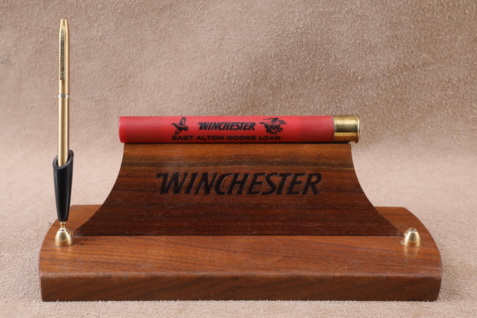 Vintage 1960s Winchester 12 Ga. East Alton Goose Load Wooden Desktop Pen Holder: Very Good Condition. Missing the right hand black plastic pen holder. Measures 11” x 5” x 3.75”. Features a “WINCHESTER / EAST ALTON GOOSE LOAD” 12 Gauge shotgun round pinned