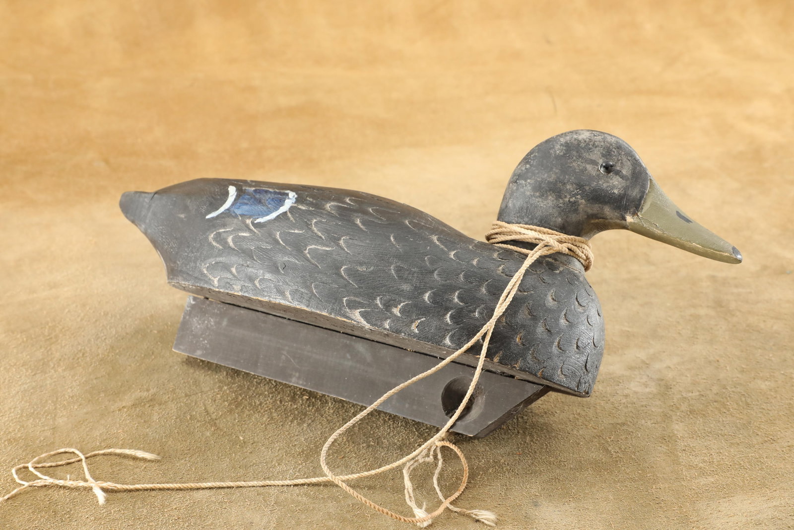 Vintage 1960s Walter Snow Hand Carved Wooden Black Duck Drake Decoy: Very Good Condition, with a loose head and a few minor paint rub spots. Classic Walter Snow hand carved wooden black duck drake decoy with extensive stamp carved feathers, and some light relief carvin