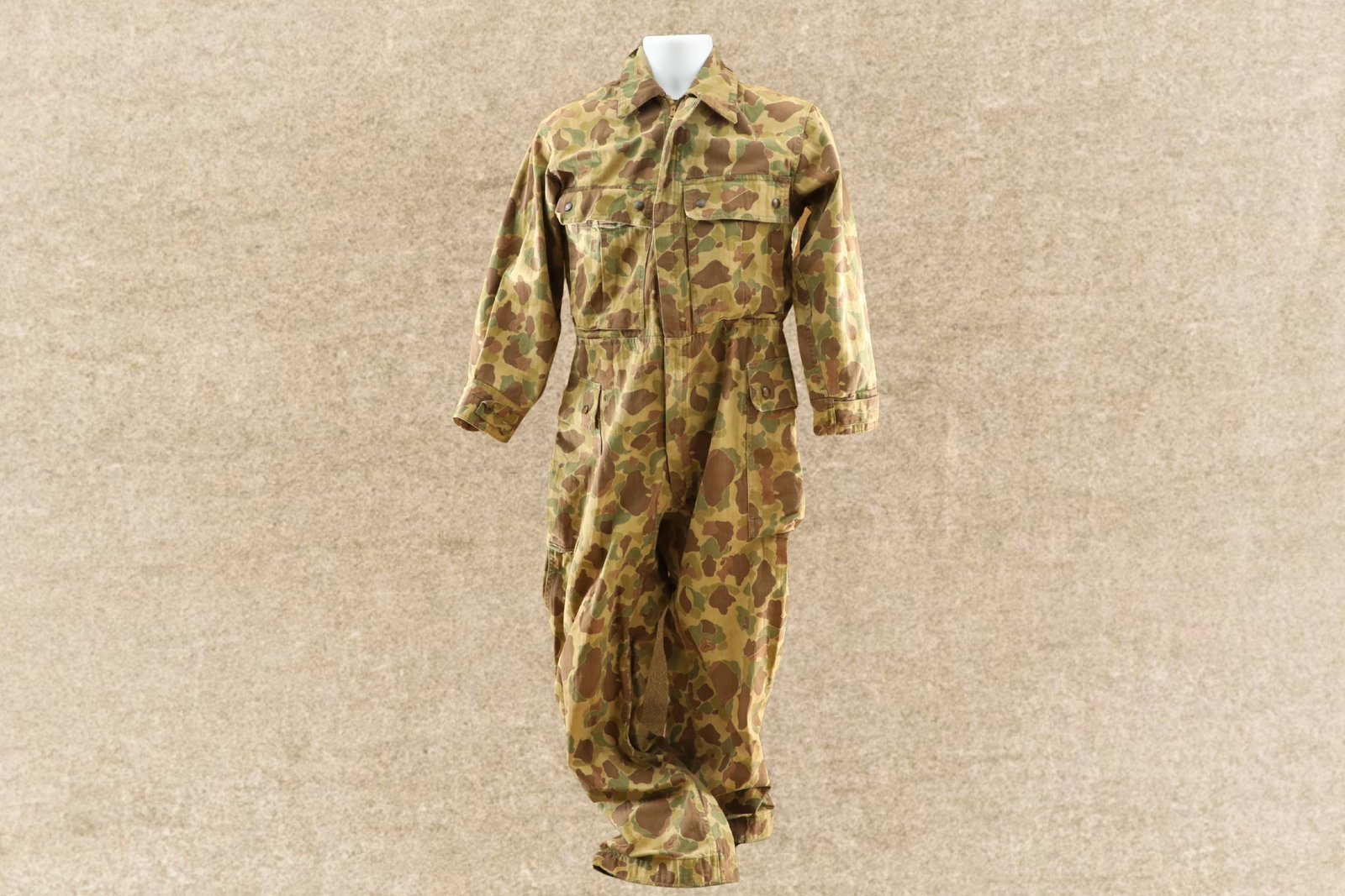 US Army USMC Marine WW2 South Pacific Jungle Troops Frogskin Camo HBT Coveralls: Very Good Condition. A 2" x 2" L-shaped tear and stitched partial repair in the lower back right leg. Some brownish soiling at the lower front right leg and the left thigh pocket. Some stitch holes ar