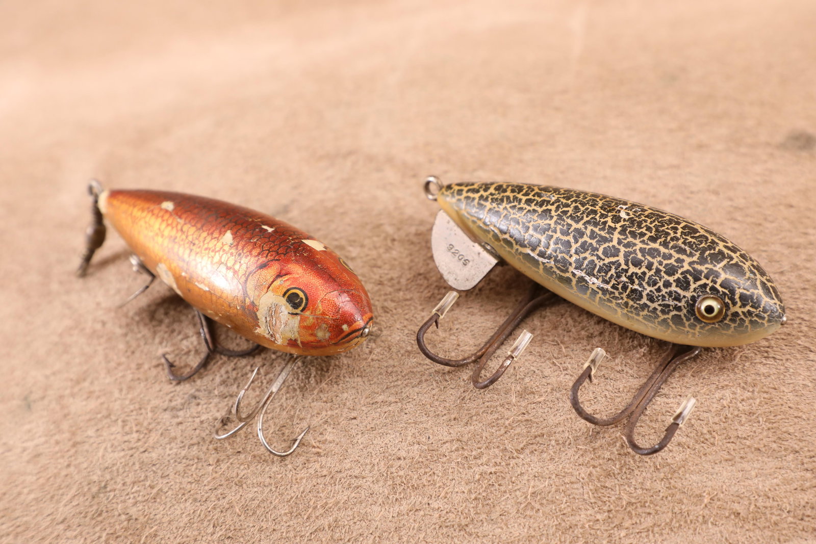 Lot of 2 Antique Early 20th Century Winchester Fishing Lures: Model 9203 Wobbler & 9205 Crackle Back: Good to Very Good Condition. Moderate chipping to the finish of the Model 9203. Light cracking to the finish of the Model 9205. Both models are in serviceable condition. The model 9205 has glass eyes