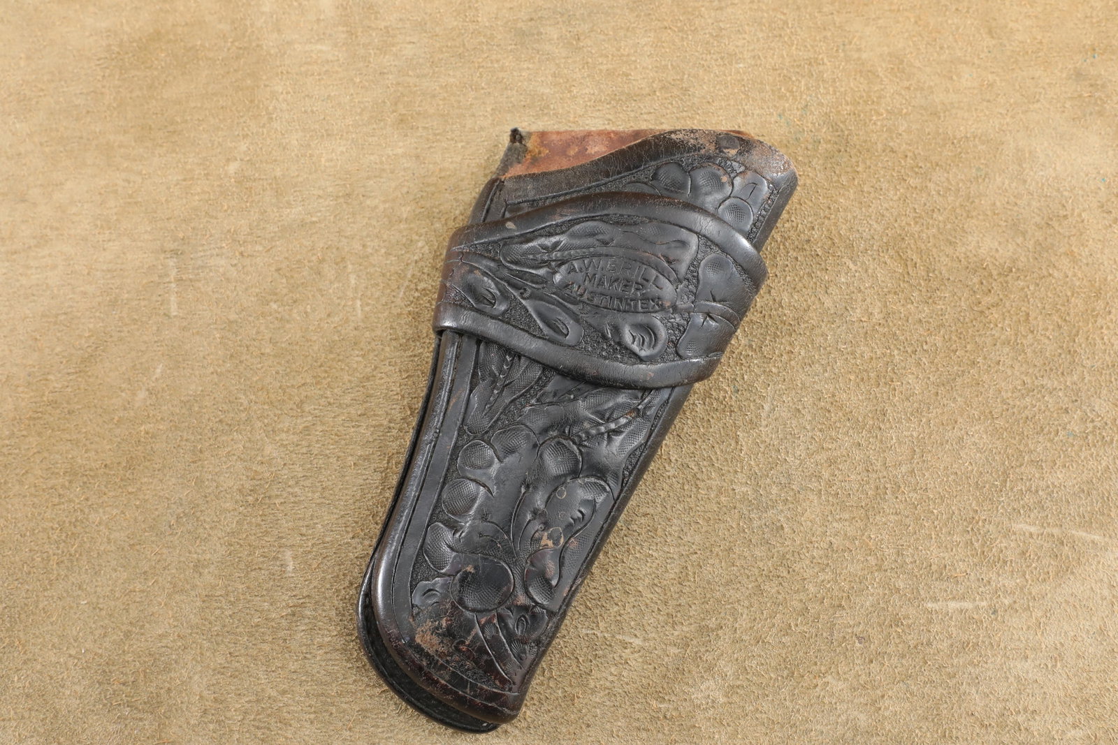 Antique Early 1900s A.W. Brill Austin, Texas Floral Tooled Leather RH Holster For 4" Revolvers: This lot features a vintage leather right handed holster manufactured by A. W. Brill of Austin, Texas, a well known maker of holsters and police leather goods during the early and mid twentieth centur