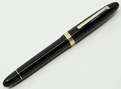 Omas Ogiva S557 Jet Black Fountain Pen, Boxed: Omas Ogiva S557 fountain pen in black with period box and outer box. Streamlined with gold filled cap bands and a two-tone 18k 750 Omas medium nib. Period but not original box and outer box. Overall