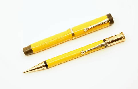 Parker Duofold Jr Mandarin Yellow Fountain Pen Set: Parker Duofold Junior flattop set in Mandarin Yellow. The Mandarin Yellow colour was inspired by George Parker’s trip to China and was introduced in 1927. The colour—now prized by collectors—did