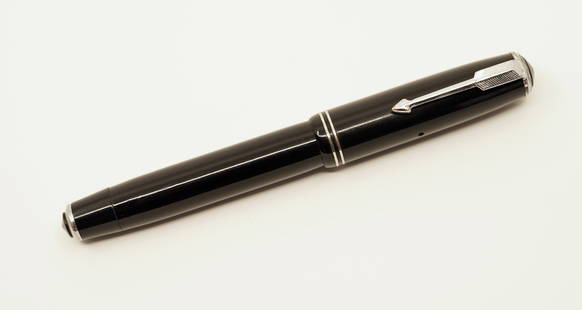 Parker Vacuum Filler Reserve Trim Fountain Pen: Parker Vacuum Filler reserve trim in Jet Black. An uncommon variant of an early predecessor of the famous Vacumatic pen. Overall good condition with reasonable wear to body and trim, legible imprints