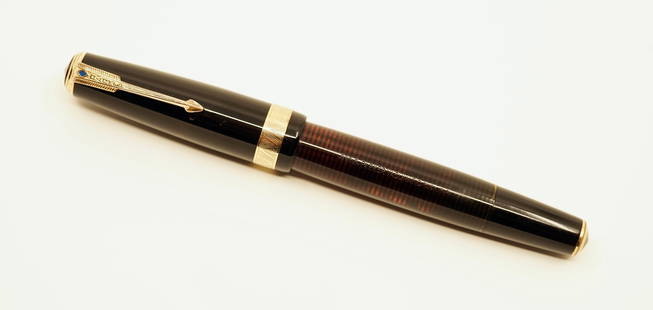 Parker Vacumatic Senior Maxima Black Fountain Pen: Parker Vacumatic Maxima double jewel pen in Laminated Jet Black. This was the largest Vacumatic size of the Blue Diamond era, with wide deco band. This pen has a Speedline filler given that it is an e