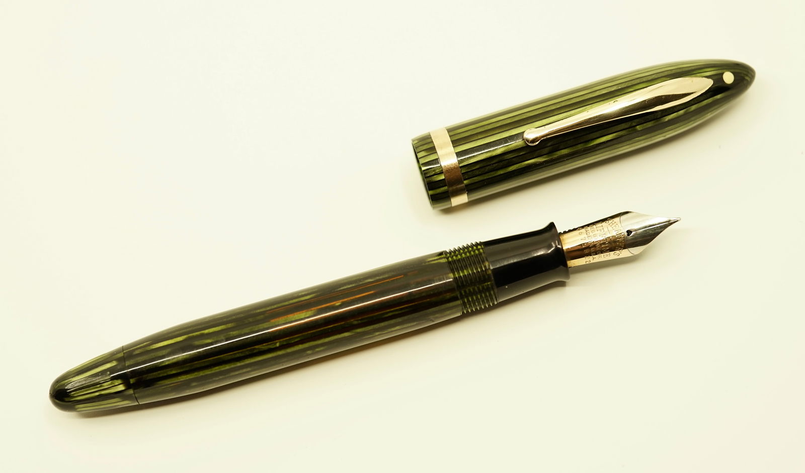 Sheaffer Premier Oversized Green Stripe Fountain Pen (1 of 3)