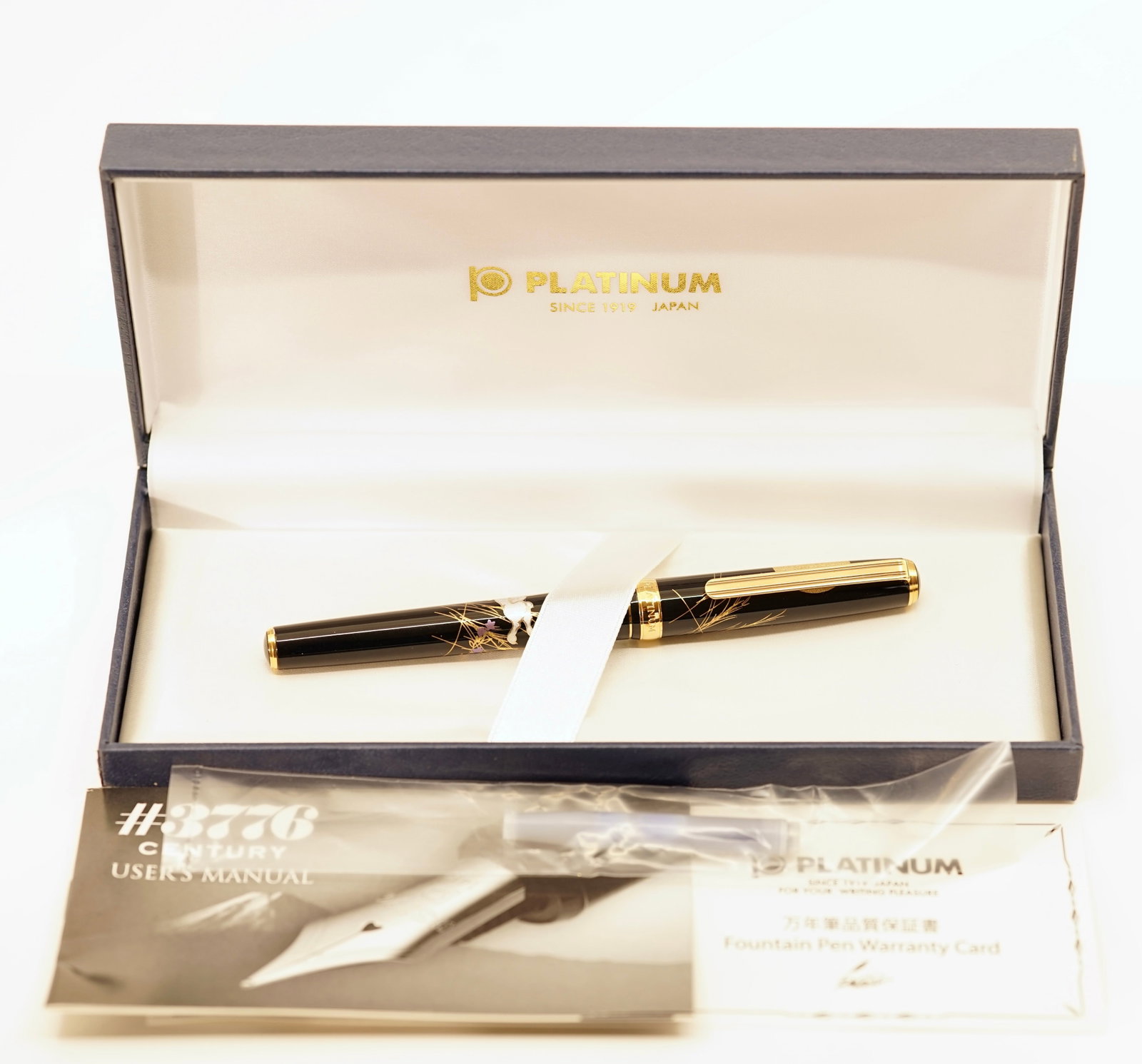 Platinum Vicoh Kanazawa Maki-e Moon & Rabbit Pen: Platinum Vicoh Kanazawa Moon & Rabbit fountain pen, with box and papers. The Platinum Vicoh Kanazawa Moon & Rabbit pen utilizes maki-e lacquer and traditional Japanese techniques of sprinkling and pai
