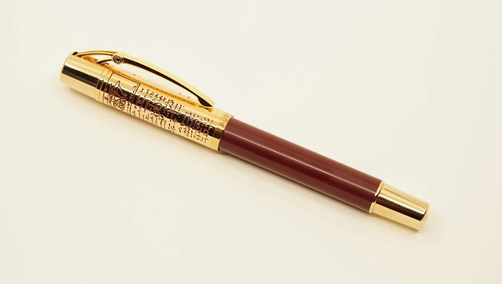 Aurora Leonardo da Vinci LE Fountain Pen, Boxed: Aurora Leonardo da Vinci limited edition fountain pen in Bordeaux resin with gold cap, new in original box with paperweight, outer box and cardboard outer box protector stamped EXPORT. Made in 2002 th