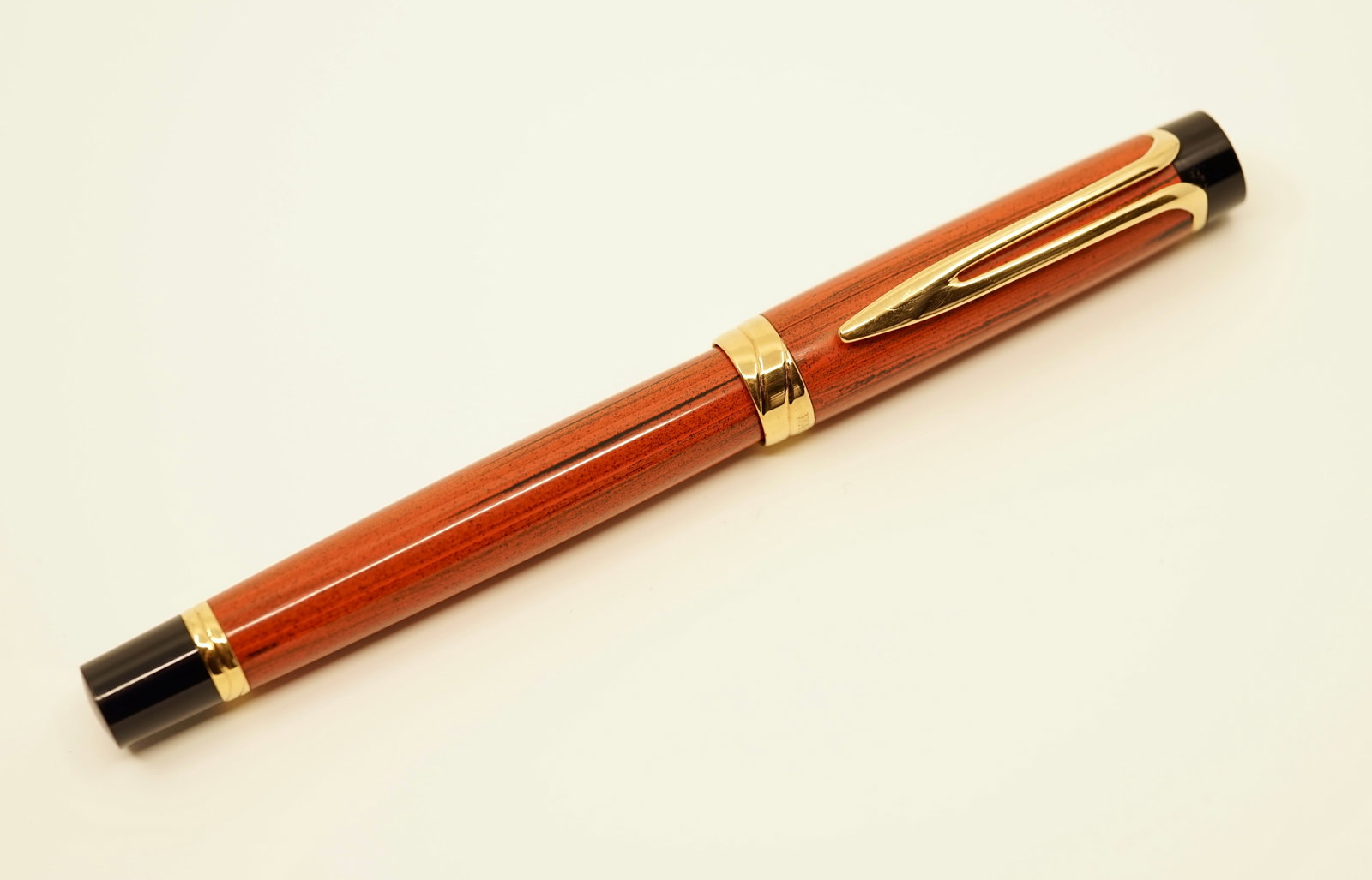 Waterman Liaison Mottled Ebonite Fountain Pen M Nib: Waterman Liaison mottled ebonite fountain pen. The pen shows light wear, with a medium 18k Waterman nib. Overall excellent condition.