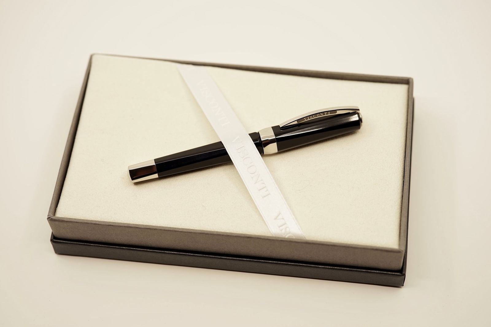 Visconti Opera Vertigo Black Fountain Pen, Boxed (1 of 5)