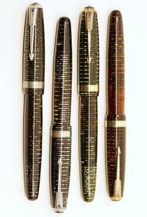 Parker Vacumatic Major Fountain Pen Lot (4): Parker Vacumatic Major lot (4). The lot consists of a Grey Pearl with jewellers band with extra fine nib, Grey Pearl with deco band with medium nib, Golden Pearl with deco band with extra fine nib and