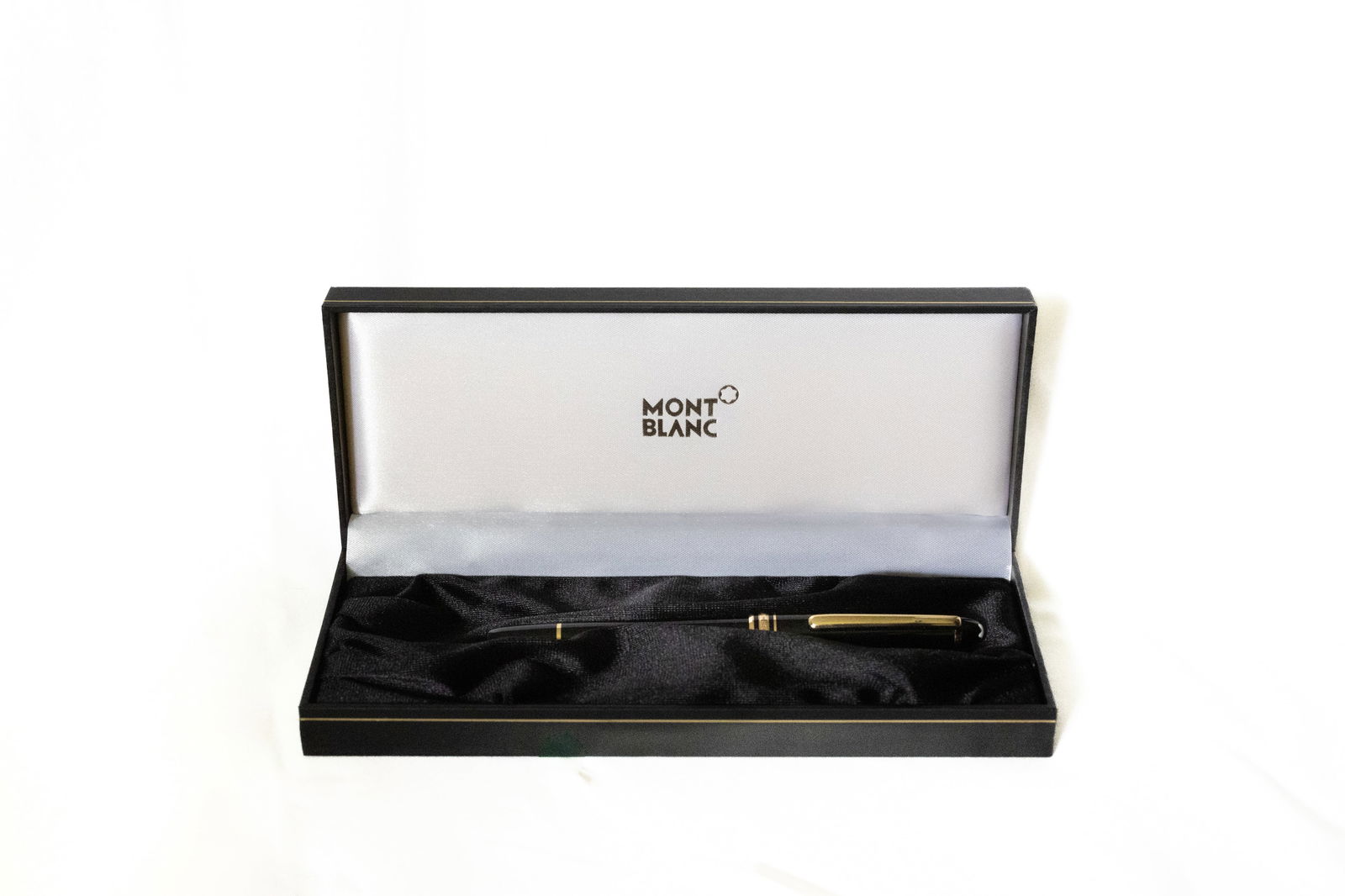 Montblanc Classic Rollerball Pen Black (1 of 3)