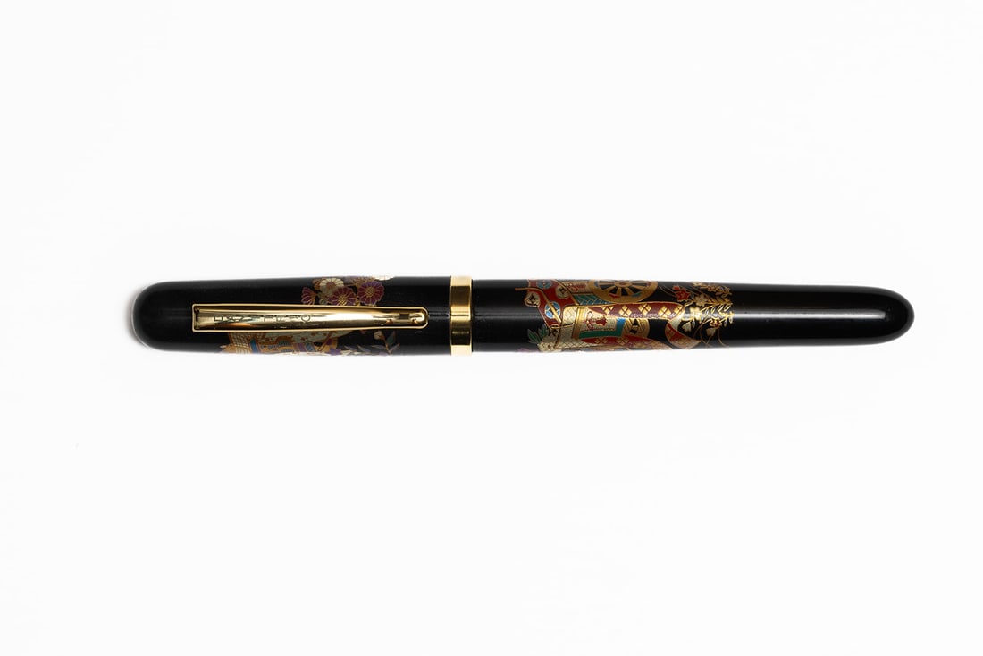 Danitrio Maki-e Lacquer Imperial Wagon Fountain Pen (1 of 4)