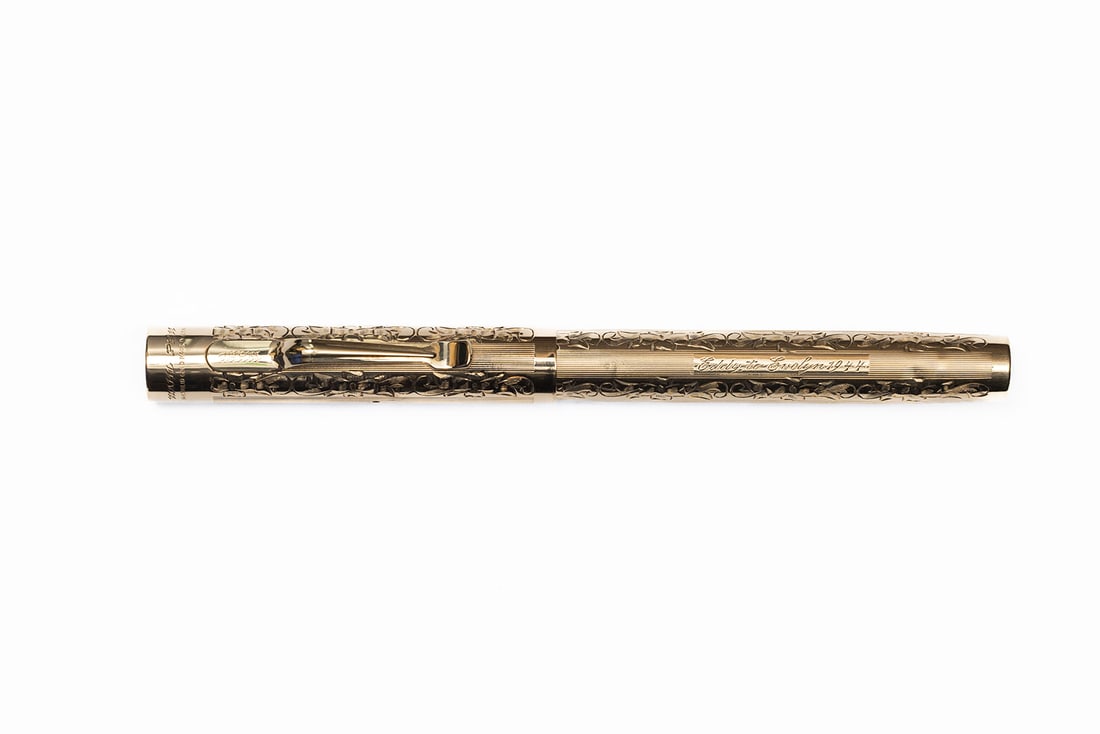 Wahl Eversharp Solid 14K Gold Hanlin Floral Fountain Pen: Wahl Eversharp solid 14 K gold Hanlin pattern fountain pen. The Hanlin engine turned and hand engraved pattern with vertical lines and floral design set on solid 14 K gold, marked at top of the cap. 3