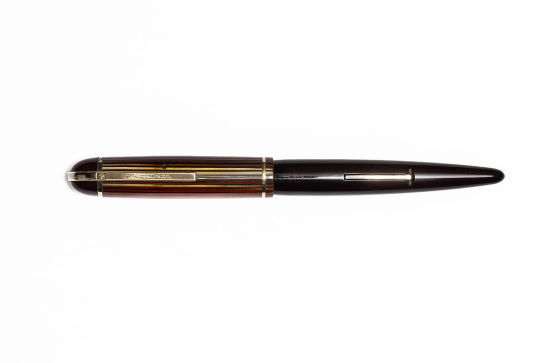 Wahl Eversharp Skyline Executive Burgundy Fountain Pen: Wahl Eversharp Skyline Executive fountain pen in burgundy with striped cap. The Skyline was designed by Henry Dreyfuss, known for his streamlined locomotive designs, the Skyline captures these design