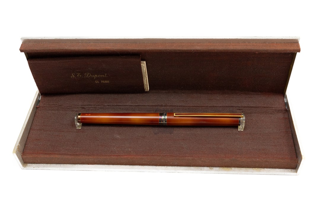 S.T. Dupont Laque De Chine Vermeil Trim Fountain Pen: S.T. Dupont Laque De Chine fountain pen, boxed with original papers. Likely from the 1980’s Amber Laque De Chine with vermeil 925 marked trim and 18K oblique broad nib. Length 5 1/4” and 6 1/4