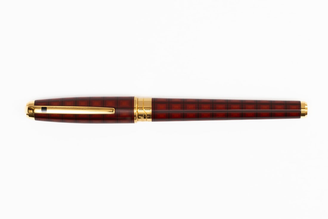 S.T. Dupont Olympio Vertigo Fountain Pen: ST Dupont Olympio Vertigo Laque De Chine fountain pen with box, outer box, papers and case. Vertigo pattern in Laque De Chine with medium two-tone 18K 750 nib. Length 5 5/8” and 6” posted,
