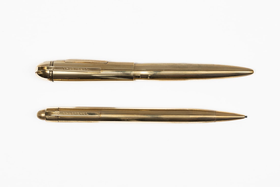 Wahl Eversharp Skyline Solid 14K Gold Fountain Pen Set: Wahl Eversharp Skyline solid 14K gold set. This Skyline Gold Award smooth solid 14K fountain pen and pencil set with 14K fine Eversharp nib, pen weight 30.8g and pencil 24.4g. Length 5 1/4” each