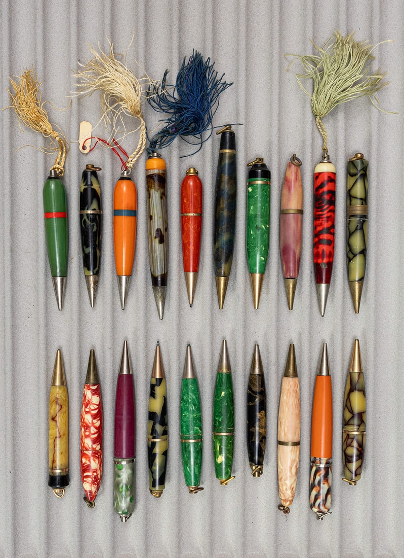 Assorted Marbleized Golf Vest Pocket Pencil Lot (20): Assorted marbleized golf vest pocket pencil lot (20), Assorted pencils in solid and marbled colours, appear to be made in USA, Germany and Japan. Overall mixed condition.