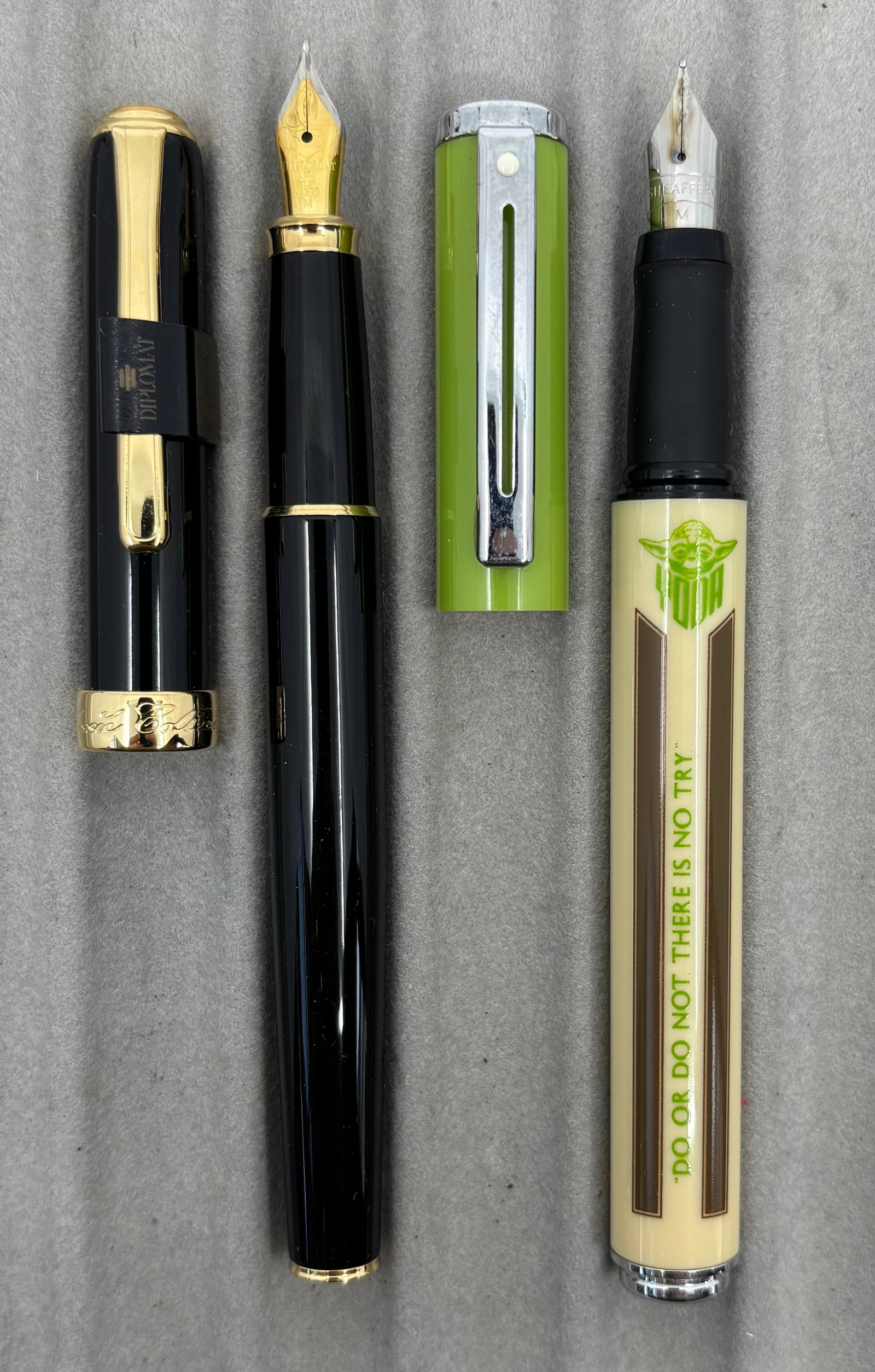 Sheaffer Star Wars & Diplomat Fountain Pen: Sheaffer Star Wars Yoda & Diplomat lacquer fountain pens, boxed. Yoda pen with medium nib and one tight cap lip crack along with Diplomat Classic Collection black lacquer pen with medium plated nib. O