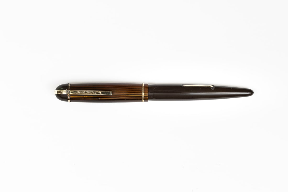 Wahl Eversharp Executive Skyline Brown Fountain Pen: Wahl Eversharp Executive Skyline brown fountain pen, circa 1940. The Skyline was designed by Henry Dreyfuss, known for his streamlined locomotive designs, the Skyline captures these design elements in