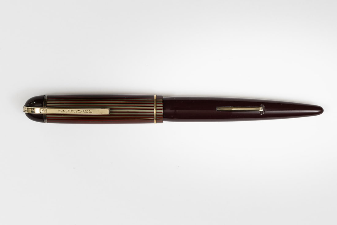 Wahl Eversharp Executive Skyline Burgundy Fountain Pen: Wahl Eversharp Executive Skyline Burgundy fountain pen, circa 1940. The Skyline was designed by Henry Dreyfuss, known for his streamlined locomotive designs, the Skyline captures these design elements